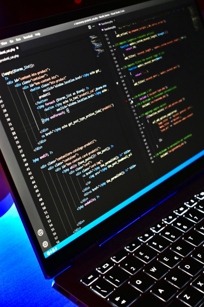 Ordinateur portable avec code source - Photo de Michael Baccin sur Unsplash